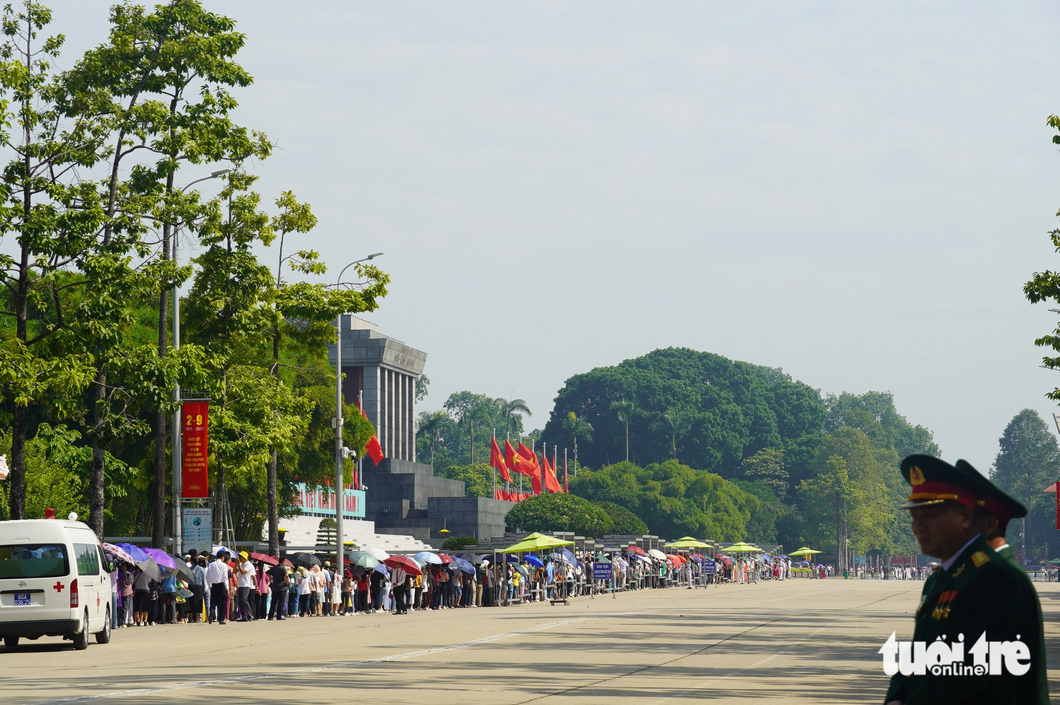 Hàng vạn người dân vào Lăng viếng Bác Hồ ngày lễ 2-9